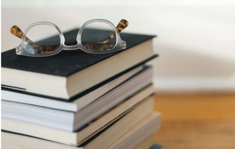 たくさん積まれている本